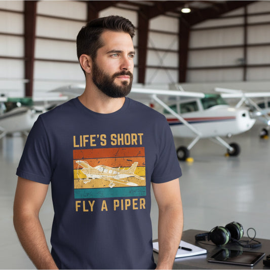 Statement Unisex T-Shirt mit Retro-Streifen & "Life's Short Fly a Piper" – Für alle, die es lieben zu fliegen